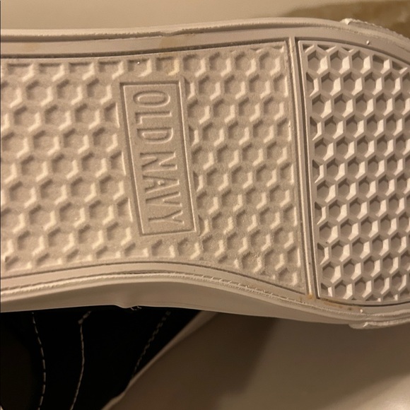 Old Navy Black and White bots Sneakers, size 4, new with tags - Picture 4 of 5